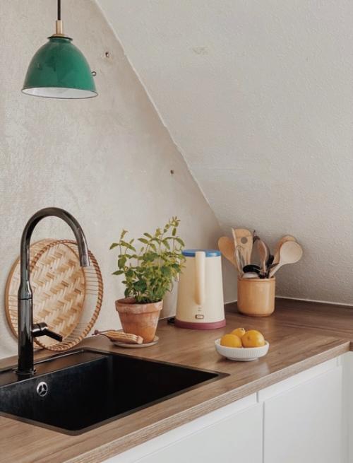 Маленькая двухкомнтаная квартира с большим шармом на верхнем этаже старого здания в Орхусе, Дания. 02