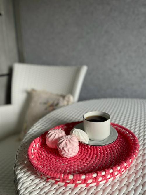 Приятного чаепития!  Готов разнос в розово - белом цвете, красиво для детской комнаты, яркого пятнышка в интерьере серых оттенков.