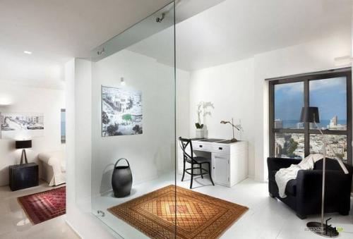 Стеклянная стена в интерьере. 02