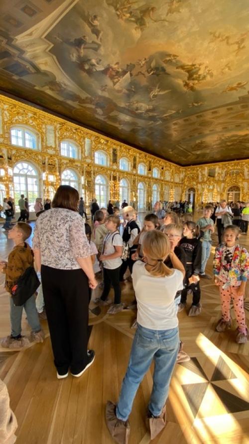 Ученики 3 б класса с классным руководителем Ульяновой и. в. в сопровождении родителей съездили на экскурсию в екатерининский дворец. 01