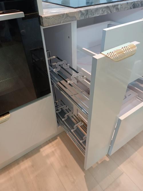 Фасады из акрила придают кухне элегантность и сияние, а узкие рамки золотого цвета добавляют роскоши и стиля. 07