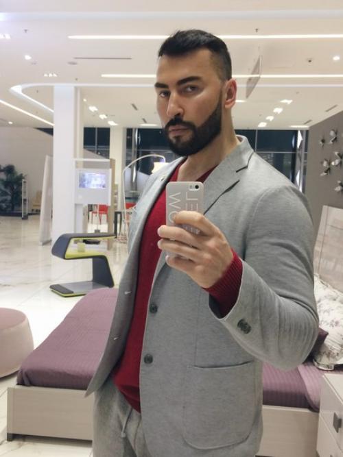 Павел петель - креативный директор, дизайнер и шоумен. 

