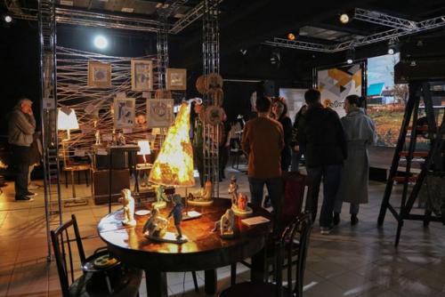 В творческом пространстве Деаятка начала свою работу уникальная выставка авторских работ квартира номер 9. 06