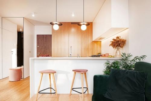 Современный, яркий интерьер квартиры - студии площадью 37 кв. 01