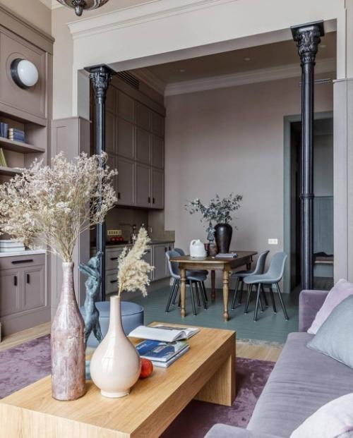 Принимать гостей принято в гостиной, отсюда и название этой комнаты. 03