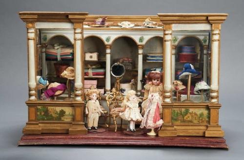 А вы знали, что кукольные домики, появившиеся в 16 веке, предназначались вовсе не для игр, а для украшения интерьера. 03