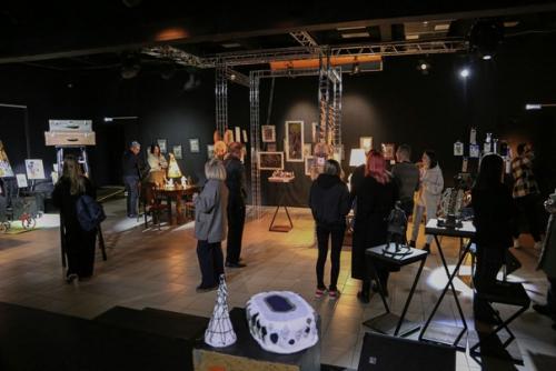 В творческом пространстве Деаятка начала свою работу уникальная выставка авторских работ квартира номер 9. 08