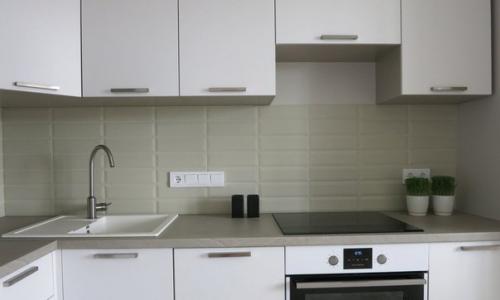 Послушайте Александр!  Монохромный минималистский интерьер кухни - наше обязательное требование. 01