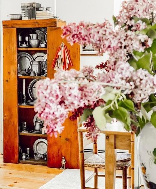 Уютный интерьер в небольшом доме семьи коллекционеров. 05