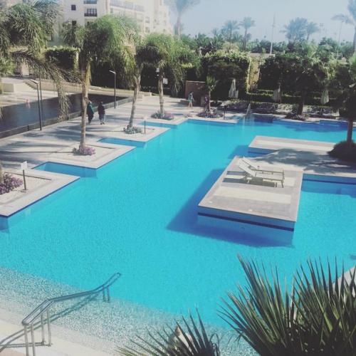 Холл красивый, территория большая, красивая чистая, сама бы в нем с удовольствием отдохнула.