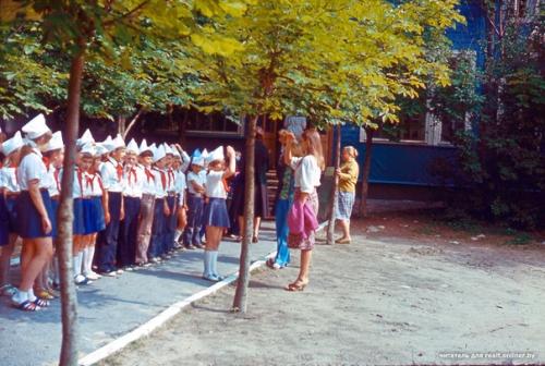 Эта семья много лет хранила старые фото, чтобы сейчас показать вам Минск 1980-х в цвете. 02