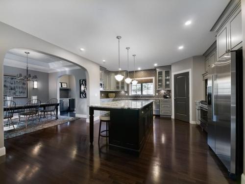 Цветовое сочетание плинтуса, пола и дверей. 03