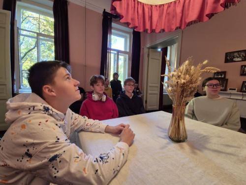 /Музейный день/.  В рамках музейного дня 10 Б класс вместе с классным руководителем, розовой Викторией Сергеевной, посетил музей Анны Ахматовой. 07