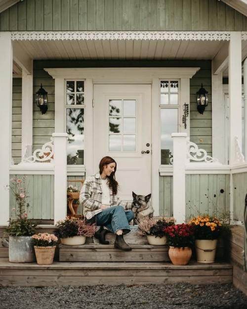 Скандинавский деревенский дом цвета мяты. 01