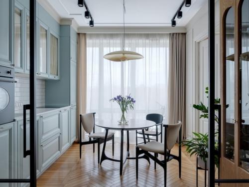 Эта квартира принадлежит молодой девушке, которая владеет несколькими магазинами одежды. 03