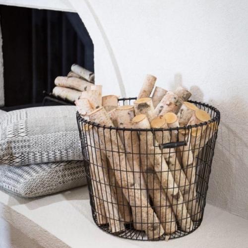 Красивые корзины с дровами и металлические дровницы можно использовать и как самостоятельный предмет декора, не имея при этом камина или печки. 02