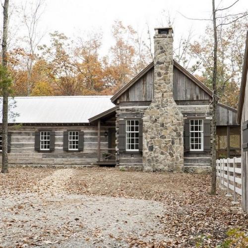 Деревянный дом среди лесной местности штата теннеси, выглядит так, будто он был здесь с незапамятных времен. 01