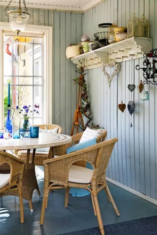 Старинный дом с мансардной крышей - В Таком Старом Доме Надо Быть Немного Щедрым. 01