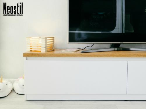 Гостиная. А точнее, зона тв для кухни - гостиной все в той же квартире, где весь интерьер создан вокруг сочетания белый + дерево. 01