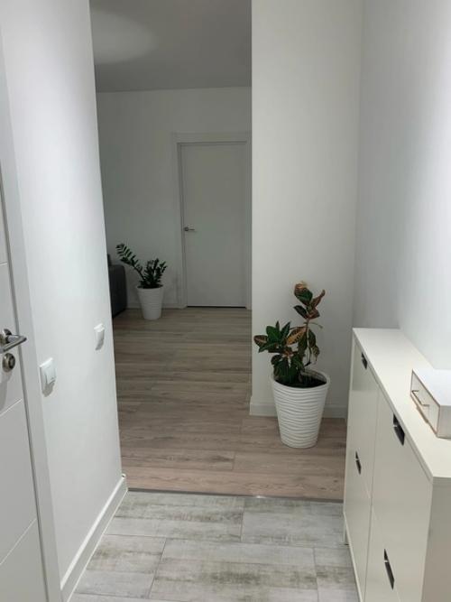 Хозяйка подбирала всё сама для своей небольшой квартиры, но результат впечатляет. 06