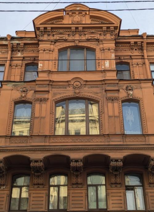 Случайно распахнулись двери - кому-то привезли мебель, и я зашла. 08