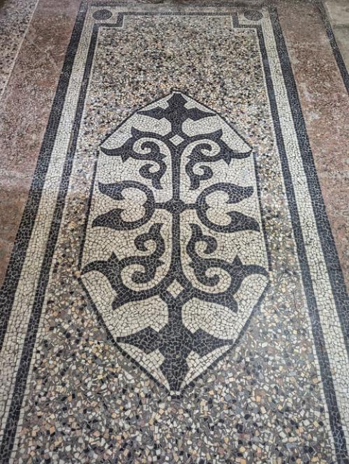 Случайно распахнулись двери - кому-то привезли мебель, и я зашла. 01