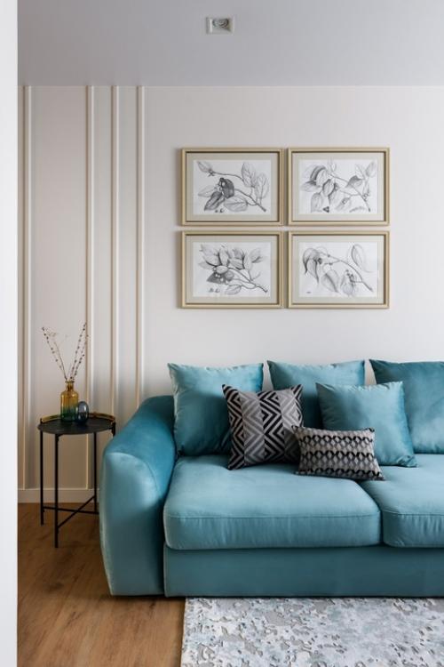 Светлая трешка с мятно - голубой кухней в нише. 02