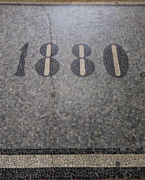 Случайно распахнулись двери - кому-то привезли мебель, и я зашла. 07