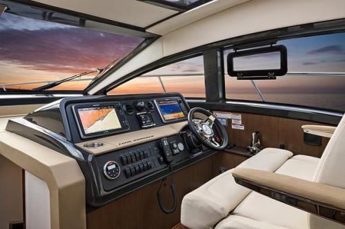 Компания Sea Ray готовится представить европейской публике свою новую моторную яхту - Sea Ray 400 Sundancer. 05