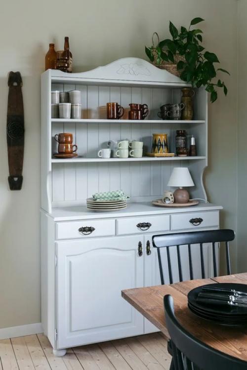 После долгих осмотров домов семейная пара наконец нашла свой любимый дом. 08