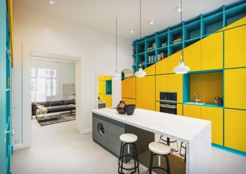 Функциональный интерьер квартиры с ярким акцентом в мебели. 02