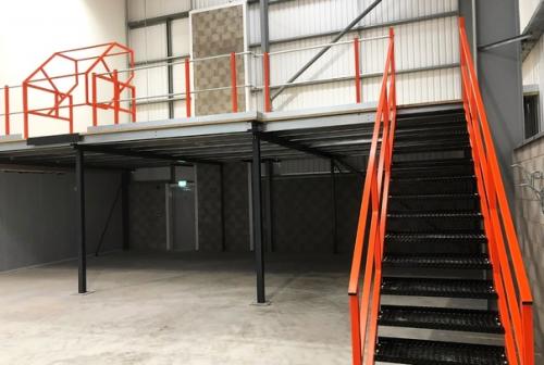 Услышав слово Антресоль, многие представляют небольшой шкаф под потолком в коридоре. 03