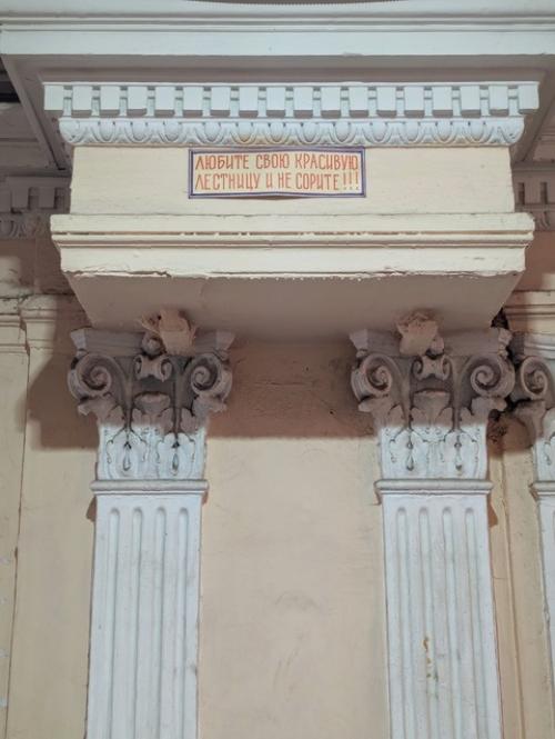 Случайно распахнулись двери - кому-то привезли мебель, и я зашла. 02