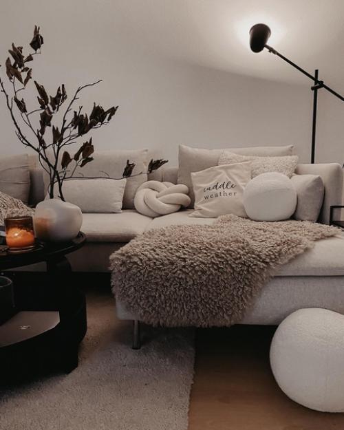 В дизайне интерьера скандинавские гостиные приобрели огромную популярность благодаря своей вневременной привлекательности и уютному очарованию. 02