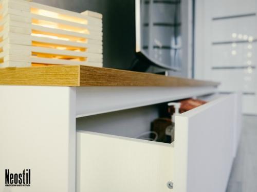 Гостиная. А точнее, зона тв для кухни - гостиной все в той же квартире, где весь интерьер создан вокруг сочетания белый + дерево. 07