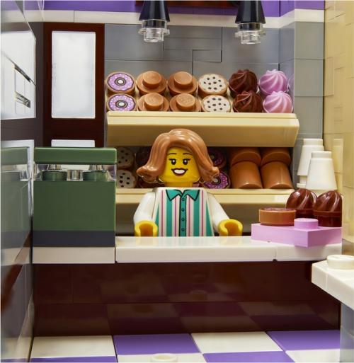 Фрагменты интерьера.  Странно, но в официальных фото нет изображений которые бы показали полный интерьер всех 3 этажей. 01