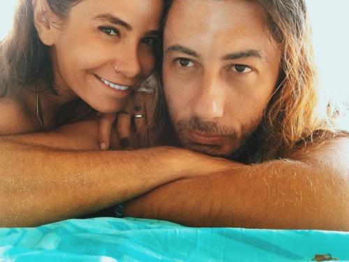 Айза: Мы Сейчас не Живем с Мужем, но Общаемся. 04