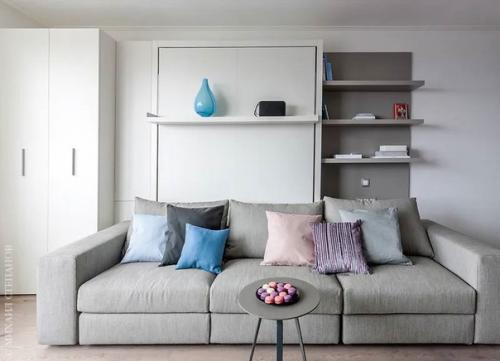 Лаконичный интерьер в стиле минимализм, в котором присутствуют характерные детали: яркие акценты и необычные изделия из металла и стекла. 05