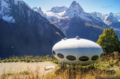 Карачаево-черкесия, Домбай.   Гостиница Тарелка.