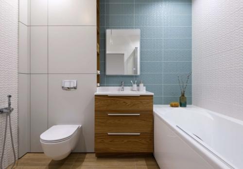 Светлая трешка с мятно - голубой кухней в нише. 08