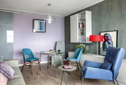 Лаконичный интерьер в стиле минимализм, в котором присутствуют характерные детали: яркие акценты и необычные изделия из металла и стекла. 04