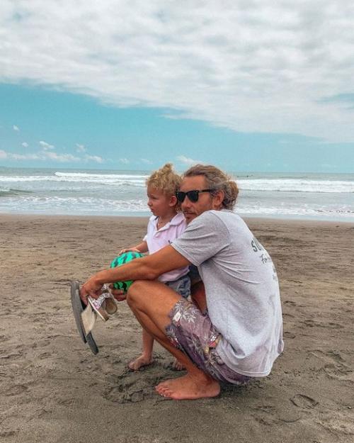 Айза: Мы Сейчас не Живем с Мужем, но Общаемся. 01