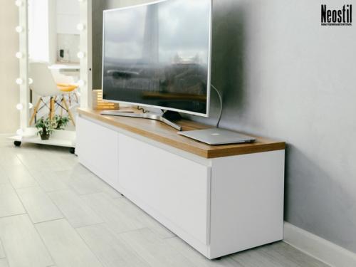 Гостиная. А точнее, зона тв для кухни - гостиной все в той же квартире, где весь интерьер создан вокруг сочетания белый + дерево. 04