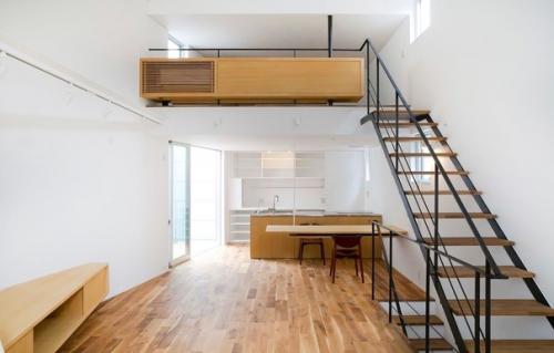 Услышав слово Антресоль, многие представляют небольшой шкаф под потолком в коридоре. 01