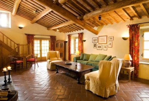 Тосканский интерьер соединил в себе наследство этрусской культуры древности и средиземноморские мотивы. 03