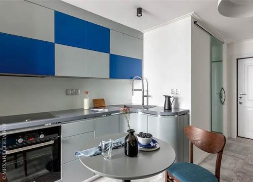 Лаконичный интерьер в стиле минимализм, в котором присутствуют характерные детали: яркие акценты и необычные изделия из металла и стекла. 01