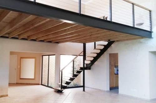 Услышав слово Антресоль, многие представляют небольшой шкаф под потолком в коридоре. 05