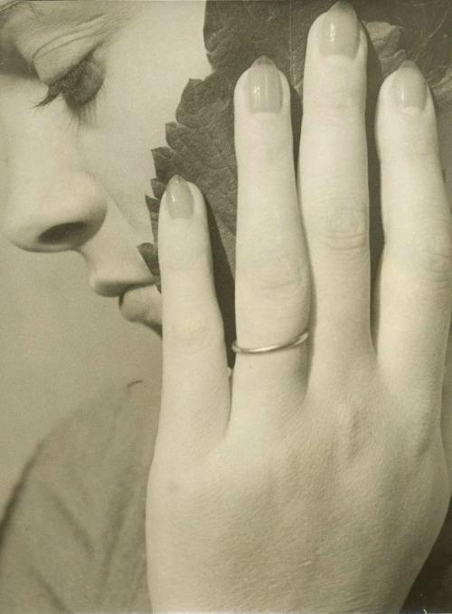 22 ноября. В 1907 году родилась Дора маар /наст. 02