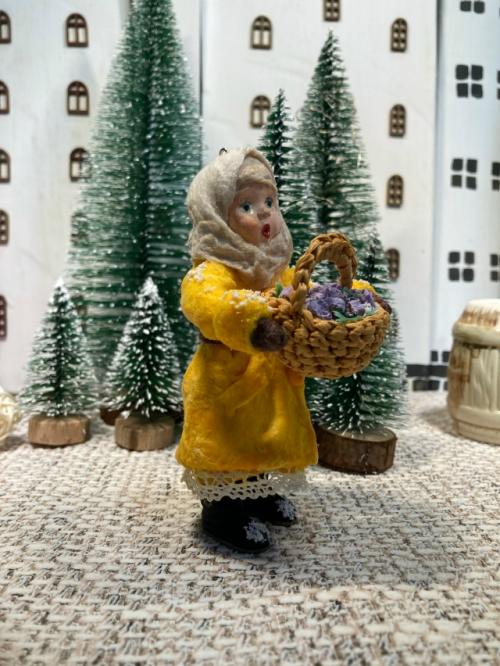 Ватная игрушка девочка с корзиной цветов. Ватная игрушка девочка с корзиной цветов.