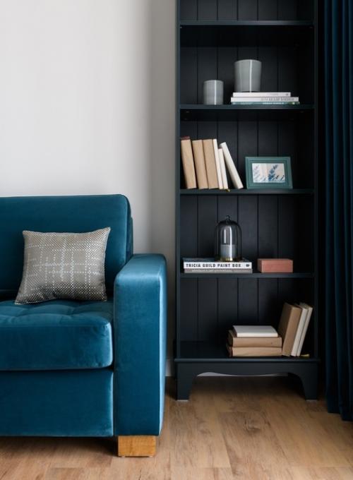 Светлая трешка с мятно - голубой кухней в нише. 04